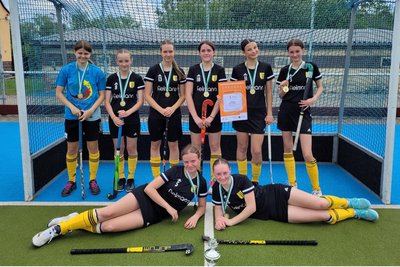 Starkes Team: Die Hockey-Mädchen des Brander Cotta-Gymnasiums haben den Sprung ins Bundesfinale geschafft.