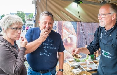 Yvonne Kouril und Maik Lerchner probierten den Insektenmix bei Ex-Dschungelcampkoch Frank Ochmann (r.).