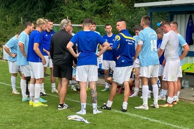 Der Mülsener Trainer Sven Döhler (im schwarzen Shirt) konnte seiner Mannschaft nach dem Heimspiel gegen Irfersgrün am Sonntag eine gute Leistung bescheinigen.