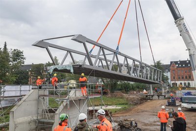 Ein Autokran hat das 65 Tonne schwere Stahlgerüst der Talbrücke am Freitag über den Pleißebach gehoben.