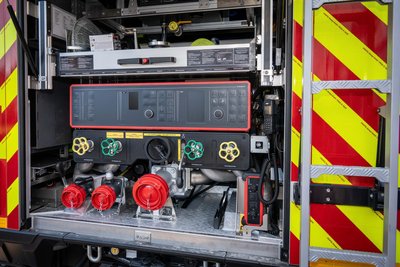 Das neue HLF 10 hat einen integrierten Schaumtank. Per Knopfdruck kann der Maschinist am Pumpenbedienstand zwischen Wasser und Schaum wechseln.