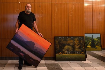 Jürgen Szajny beim Aufbau der Ausstellung.
