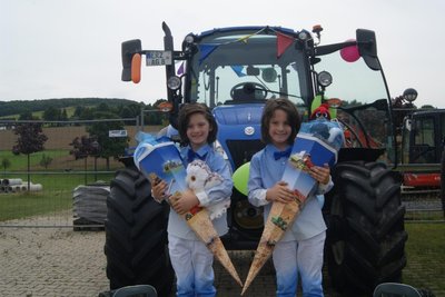 Nick (l.) und Niklas Kempe vor dem blauen Traktor, den ein Landwirt spontan zur Verfügung stellte – am Morgen der Einschulungsfeier.