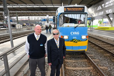 Die Fahrer Holger Gretsch-Kaufmann und Thomas Reichert (rechts) kurz vor dem Beginn der Abschiedsfahrt.