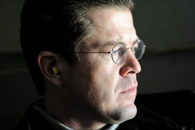 Der innenpolitische Sprecher der Unionsfraktion im Bundestag, Hans-Peter Uhl, hat sich für eine rasche Rückkehr von Karl-Theodor zu Guttenberg (beide CSU) in die Politik ausgesprochen. "Ich hoffe, dass er uns als Politiker erhalten bleibt und die Rückkehr so bald wie möglich stattfinden kann", sagte Uhl der in Halle erscheinenden "Mitteldeutschen Zeitung". Es seien in der Vergangenheit bereits Politiker zurückgekehrt, die "sehr viel mehr kriminelle Energie" als Guttenberg gehabt hätten.
