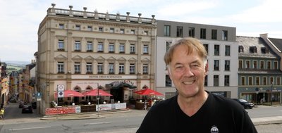 Frank Bernd, Chef vom Hotel "Drei Schwanen" in Hohenstein-Ernstthal, wartete am Dienstagnachmittag auf die ersten Gäste vom Honda-Racing-Team. Seit 20 Jahren kehren diese hier am Altmarkt ein. Doch auch andere Herbergen in der Region erwarten volle Häuser.