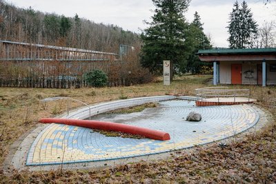 Verlassen: Das Erzgebirgsbad in Thalheim liegt brach. Etliche Einwohner können sich damit nur schwer abfinden.