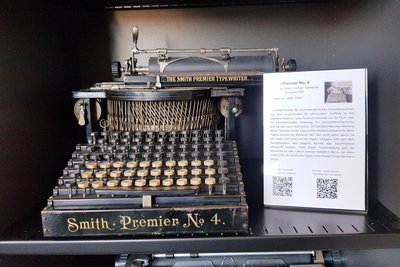 Auf Schreibmaschinen diesen Typs haben namhafte Schriftsteller wie Hermann Hesse etliche Werke zu Papier gebracht.