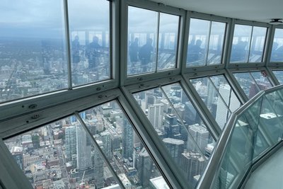 Auf den CN Tower kann man auch als Normal-Tourist, ohne den Edge-Walk zu besuchen.