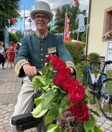 Hingucker auf dem Festgelände: Reinhold Stadler aus dem Allgäu mit seinem Laufrad.