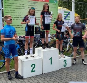 Die Ehrung der Mädchen U15 übernehmen Bahnfahrer Joe Eilers (r.) und Bergspezialist Robert Retschke.