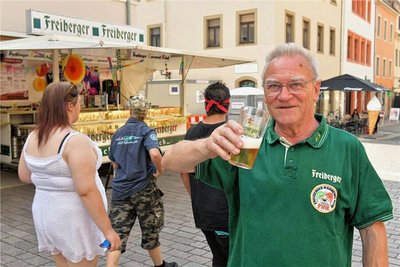 Bergstadtfest in Freiberg. Seit über 10 Jahren betreibt der Freiberger Karneval Klub einen Bierwagen in der Burgstraße. FKK-Mitglied Dietmar Straube ist mit dabei. „Den Reinerlös aus unserem Getränkeverkauf benötigen wir für unsere laufenden Unkosten, wie Saalmiete, Kostüme und Ausstattung. Durch die Coronamaßnahmen sind wir doch ganz schön in die Bredouille geraten, versuchen nun wieder einiges gerade zu rücken.“