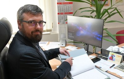 Michael Wiezoreck (parteilos), der neue Bürgermeister der Gemeinde Mulda, an seinem Schreibtisch im Rathaus