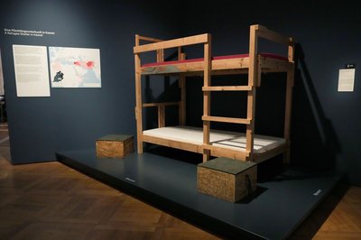 Oder ein Bett aus einer 2015 eingerichteten Flüchtlingsunterkunft.