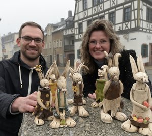 Anne Walter und Martin Ahlheim vom Innenstadtmanagement mit den Ton-Hasen, die in den Schaufenstern versteckt werden. 