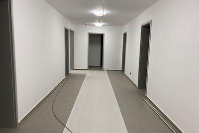 Im Dachgeschoss des Bahnhofsgebäudes in Mittweida richtet eine Tagespflege für Senioren ihre Büros ein.