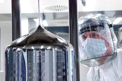 Ein Siltronic-Mitarbeiter an einem Siliziumkristall.