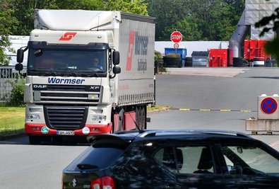Ein Sattelzug verlässt das Gelände der Spedition Wormser in Hainichen. 