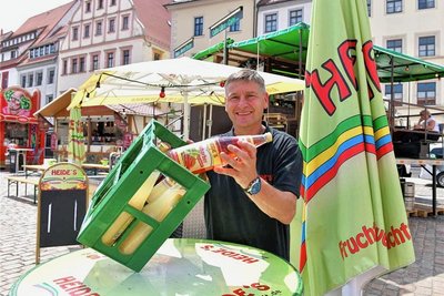 Bergstadtfest Freiberg beginnt. „Urgestein“ Tino Walcha von Heide Säfte Siebenlehn ist schon seit ewigen Zeiten mit seinem nostalgischen Getränkemobil auf dem Freiberger Obermarkt beim Fest vertreten. „Wir lassen uns wie jedes Jahr neue leckere Cocktails, Säfte und Schorlen aus regionalen Obstprodukten einfallen. In diesem Jahr werden eine Kirsch-Minze-Limo und eine Apfel-Salbei-Limo mit einheimischen veganen Kräutern den Durst der Festbesucher löschen.