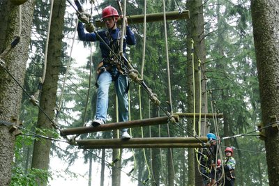 Im Kletterwald an den Greifensteinen mussten die Jugendlichen wie hier Sammy Joel Winkler Mut beweisen.
