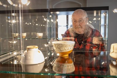 Wolf Kahlen, Ehemann der Künstlerin Barbara Kahlen, in der Ausstellung.