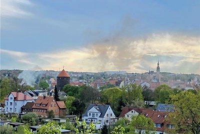 An der Alten Elisabeth waren am Montagabend die Rauchschwaden vom Autobrand auf der B 173 in Freiberg zu sehen. 