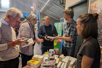 Großer Andrang herrschte am Buchstand mit den Büchern von Stephan Orth.