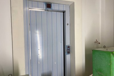 Ins Gebäude des Bahnhofs in Mittweida ist ein Fahrstuhl eingebaut worden. Bevor er in Betrieb genommen werden kann, steht noch eine Prüfung bevor, so der Beigeordnete im Rathaus, Holger Müller.
