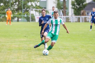 Der Thalheimer Robert Nitzsche, umjubelter Torschütze zum 1:0, wird verfolgt von Tauchas Joel Lehmann.