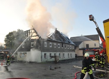 Die Feuerwehr rückte gegen 4.20 Uhr zu dem Wohnhausbrand auf der Meinersdorfer Straße aus.