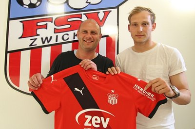 Neuzugang René Lange (r.) mit FSV-Sportvorstand David Wagner