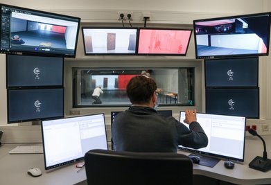 Das Training auf der neuen Raumschießanlage der Polizeifachschule wird genau überwacht. Außerdem wird mit drei Kameras das Verhalten der Schüler aufgezeichnet.