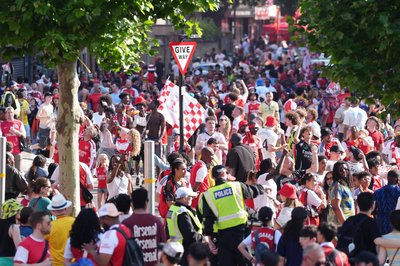 Vor dem letzten Spiel bei Crystal Palace feierten Tausende Fans von Meister Arsenal in Süd-London.