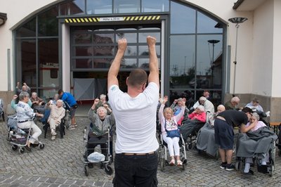 Morgengymnastik auf dem Gelände der Dresdner Messe vor einer Notunterkunft