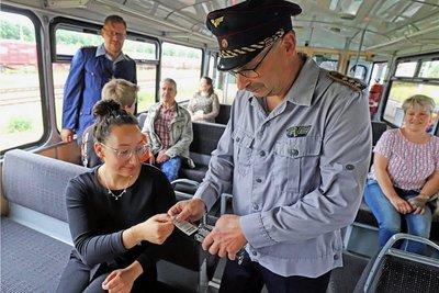 Mario Elsner vom Förderverein Zellwaldbahn (M.) wird beim Bergstadtexpress als Schaffner tätig sein.