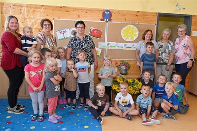 Birgit Funke (Mitte) im Kreise der langjährigen Kolleginnen Andrea Zöphel, Marion Siedler, Kerstin Hanns, Anne Knorr (die neue Leiterin) und Anett Newald (von rechts).
