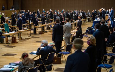 Abgestimmt wurde, indem die Abgeordneten sich vom Platz erhoben.