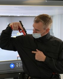 Ausbilder Mathias Noetzig zeigt wie eine Waffe kontrolliert wird. 