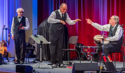 Das Zwingertrio aus Dresden mit Tom Pauls, Peter Kube und Uwe Haase (v. l.) startete seine Jubiläumstournee "Aufgetaucht" zu seinem 40-jährigen Bestehen im Kulturhaus Aue. 