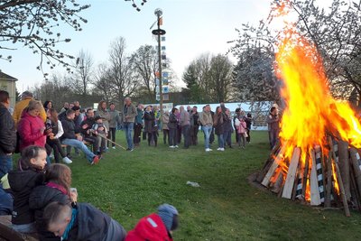 Maibaumsetzen und Hexenfeuer in Berthelsdorf ist ein Muss. Diesmal wird auch 30 Jahre Gemeindeehe gefeiert.