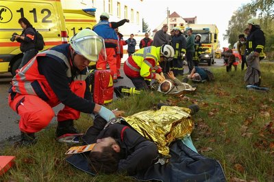  Insgesamt hatten die Einsatzkräfte 50 "Opfer" zu versorgen, darunter Darsteller, die Leicht- bzw. Schwerverletzte mimten