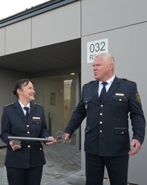 Leiterin Marika Schwanitz und Landespolizeipräsident Horst Kretzschmar bei der Schlüsselübergabe.