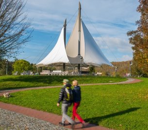 Soll nach mehreren Fällen von Vandalismus in Zukunft besser geschützt werden: das bekannte Sonnensegel im Kurpark von Bad Schlema. 