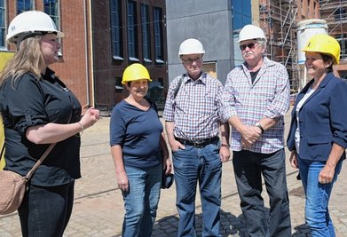 Deborah Weise, wissenschaftliche Mitarbeiterin im Bergbaumuseum, führte die Beiratsmitglieder Helga Drechsel, Frank Friedrich, Christian Bauer und Rosmarie Vogel (von links) im Sommer über die Baustelle des Museums. Ab da wurden die Treffen des Beirates nach der coronabedingten Pause wieder aufgenommen. 