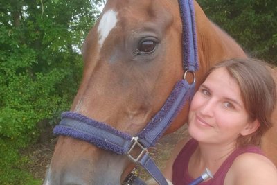 Lisa Klinger ist Reitlehrerin in Frankenberg und lässt auch ihre eigene Stute Lady of Fame gegen das West-Nil-Virus impfen.