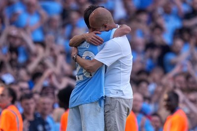 Manchester Citys Trainer Pep Guardiola (r) umarmt Bernardo Silva. Für beide war es das letzte City-Spiel.