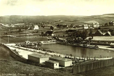 Die Anfänge des Schönheider Eishockey-Sports begannen im einstigen Freibad der Gemeinde. Die Postkarte zeigt es im Jahr 1936.