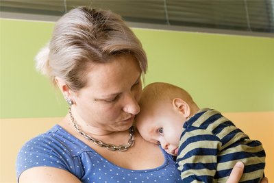 Schwer krank: John mit sieben Monaten mit seiner Mutter Jana Brandt.