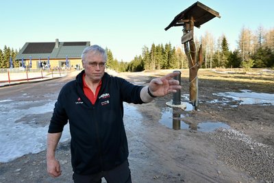 Ortsvorsteher Christoph Beetz auf dem Hirschkopfplateau. Dort sollen die Außenanlagen gebaut werden, unter anderem eine Anlage für Sommerbiathlon.