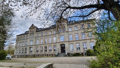 Die Räume der ehemaligen Schule werden von Vereinen und der Kita genutzt. Nun soll auch der Außenbereich neu belebt werden. 